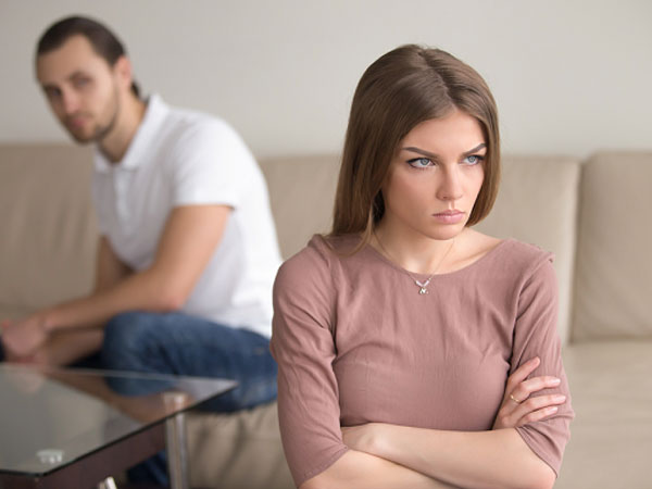 Vợ đòi về thăm bố chồng đột xuất, còn đảm đang cơm nước, tôi cứ ngỡ vợ đã thay đổi cho đến khi cô ấy lật ngửa ván bài