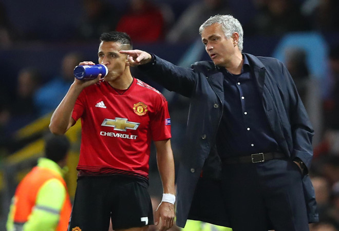 Từng giờ trôi qua, Alexis Sanchez lại giàu to và MU lại lụn bại