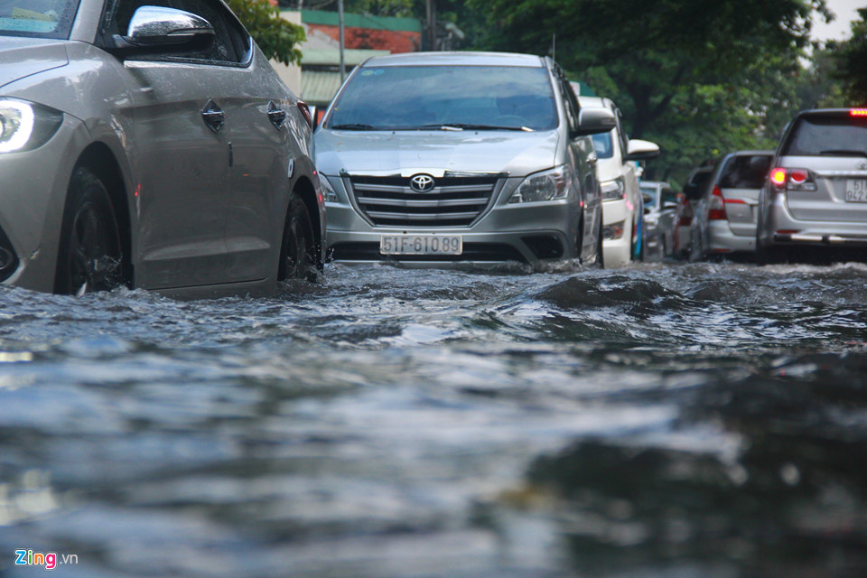 Mưa lớn 40 phút, khu nhà giàu ở Sài Gòn chìm trong biển nước