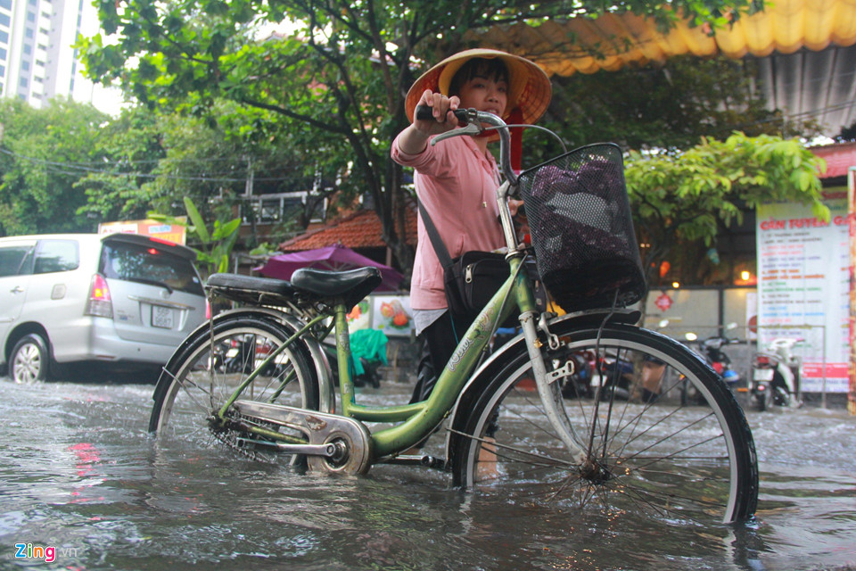 Mưa lớn 40 phút, khu nhà giàu ở Sài Gòn chìm trong biển nước