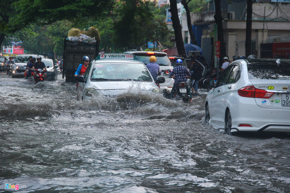 Mưa lớn 40 phút, khu nhà giàu ở Sài Gòn chìm trong biển nước