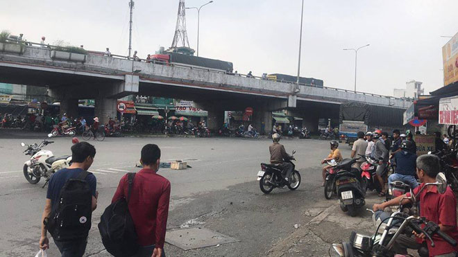 Bị xe tải cuốn vào gầm, bé gái cùng mẹ tử vong tại ngã tư ở Sài Gòn