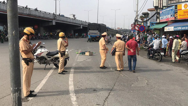 Bị xe tải cuốn vào gầm, bé gái cùng mẹ tử vong tại ngã tư ở Sài Gòn