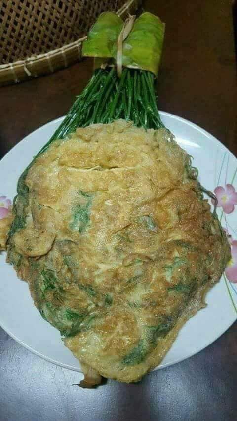 Về ra mắt nhà người yêu, cô gái khiến cả nhà choáng với món trứng rán nhồi rau nguyên cọng, nhìn qua cứ tưởng vợt bóng bàn