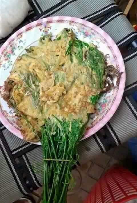 Về ra mắt nhà người yêu, cô gái khiến cả nhà choáng với món trứng rán nhồi rau nguyên cọng, nhìn qua cứ tưởng vợt bóng bàn