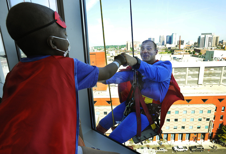 Chùm ảnh ấm áp tình người lay động hàng triệu trái tim