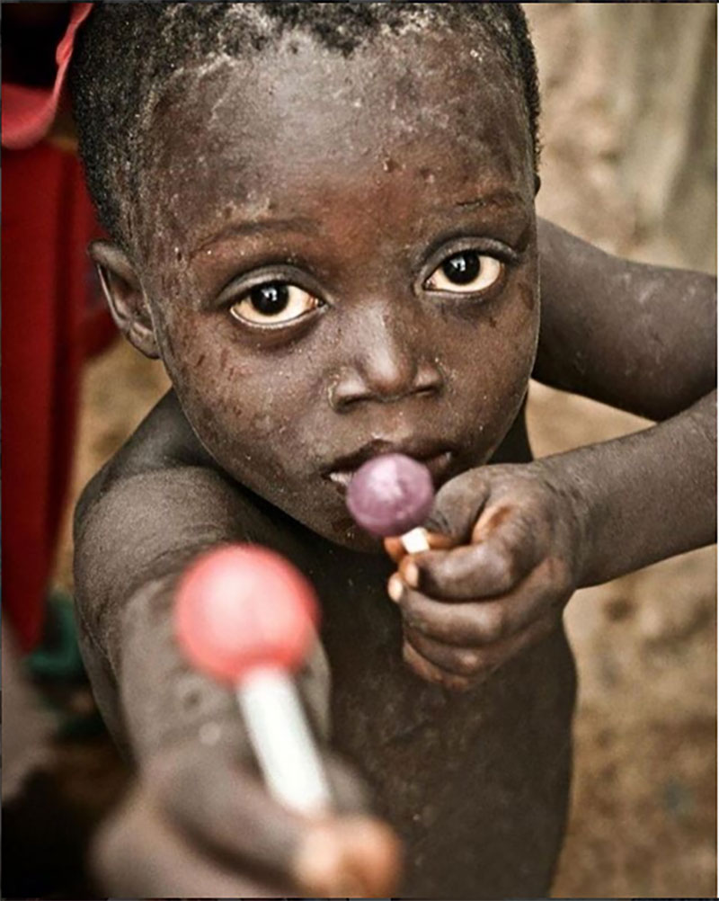 Chùm ảnh ấm áp tình người lay động hàng triệu trái tim