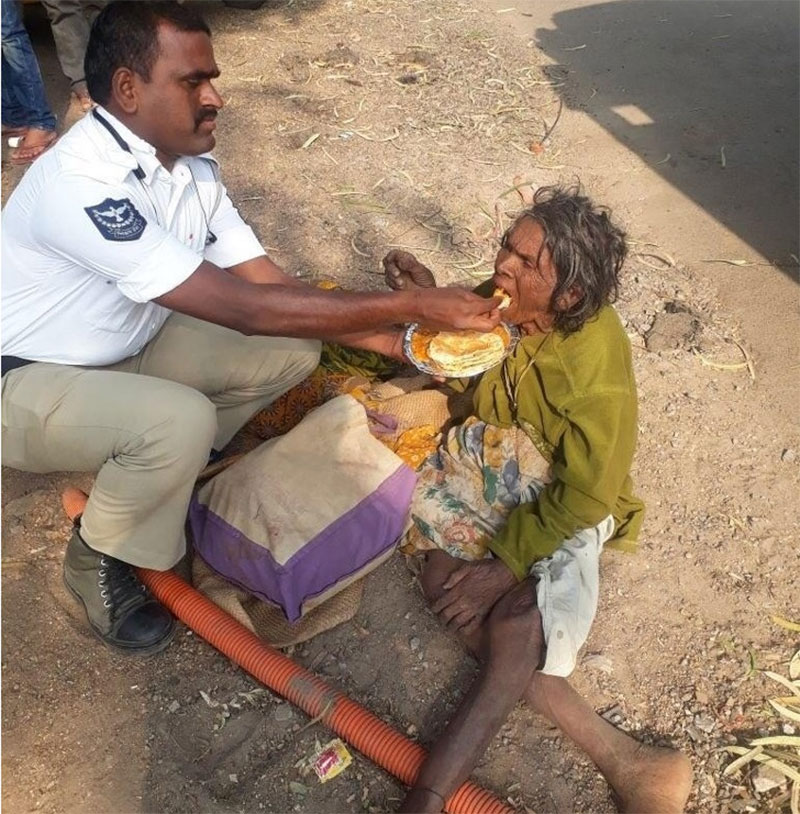 Chùm ảnh ấm áp tình người lay động hàng triệu trái tim