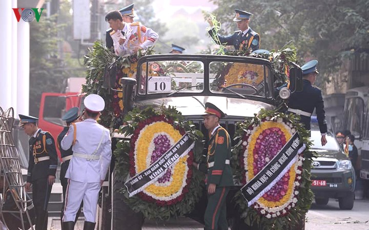 Hình ảnh cỗ linh xa đưa linh cữu nguyên Tổng Bí thư Đỗ Mười về đất Mẹ
