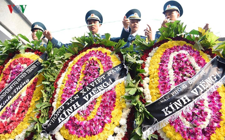Hình ảnh cỗ linh xa đưa linh cữu nguyên Tổng Bí thư Đỗ Mười về đất Mẹ