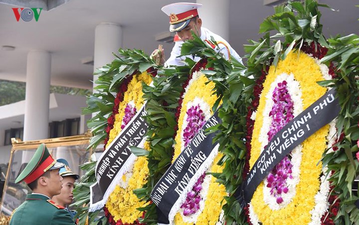 Hình ảnh cỗ linh xa đưa linh cữu nguyên Tổng Bí thư Đỗ Mười về đất Mẹ