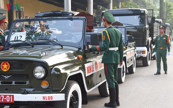 Hình ảnh cỗ linh xa đưa linh cữu nguyên Tổng Bí thư Đỗ Mười về đất Mẹ