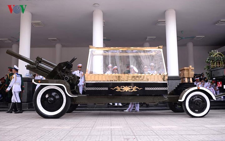 Hình ảnh cỗ linh xa đưa linh cữu nguyên Tổng Bí thư Đỗ Mười về đất Mẹ