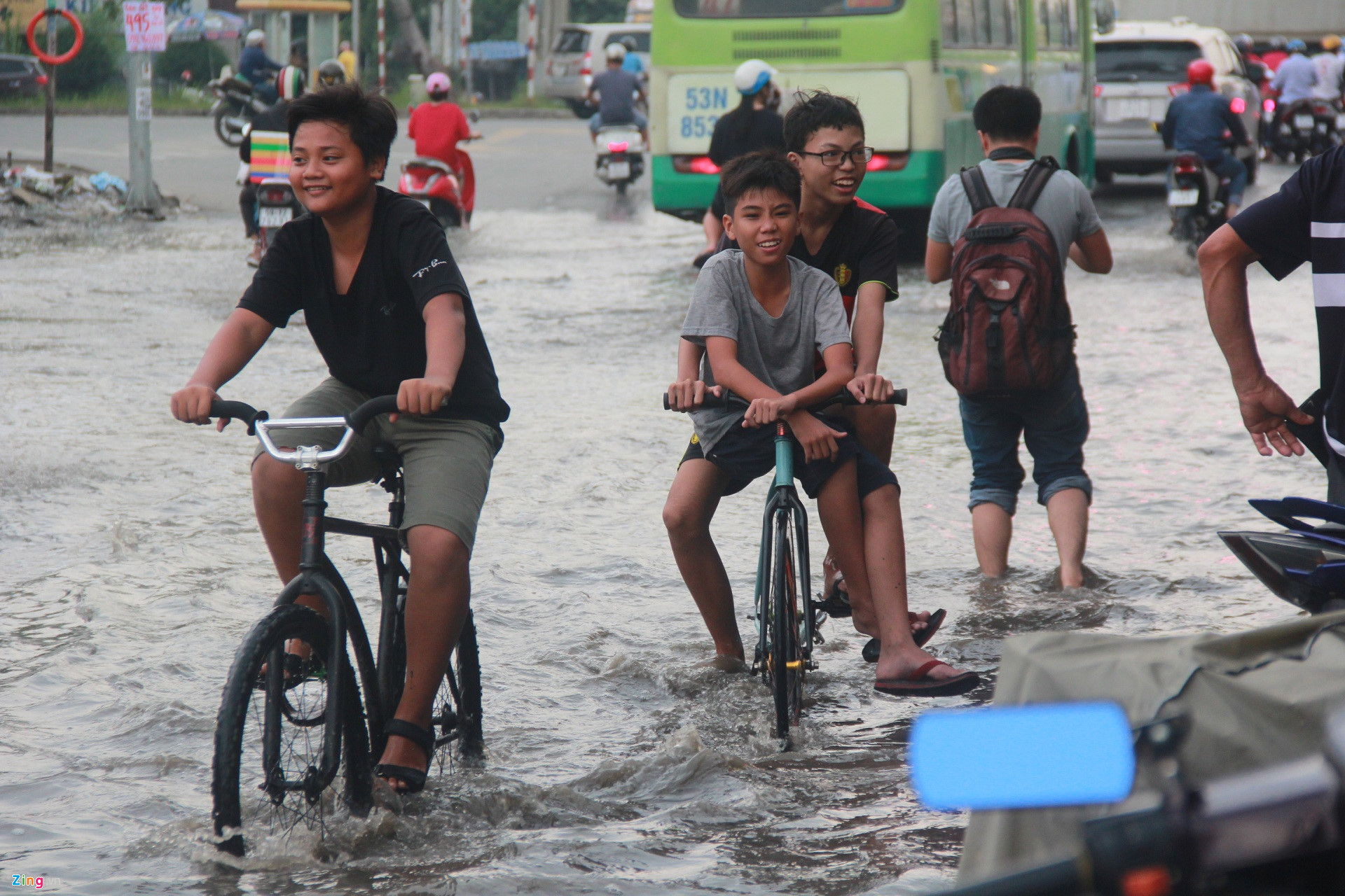 Sài Gòn không mưa vẫn ngập nặng