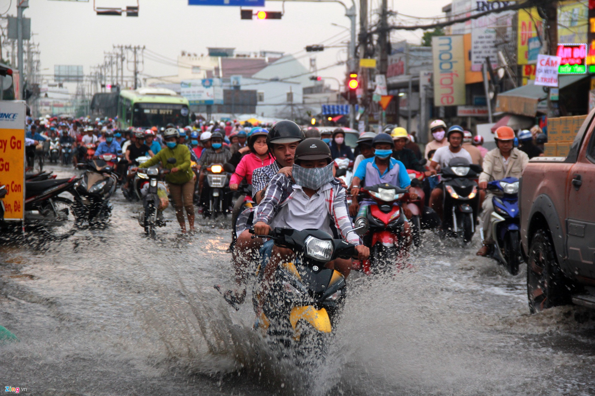 Sài Gòn không mưa vẫn ngập nặng