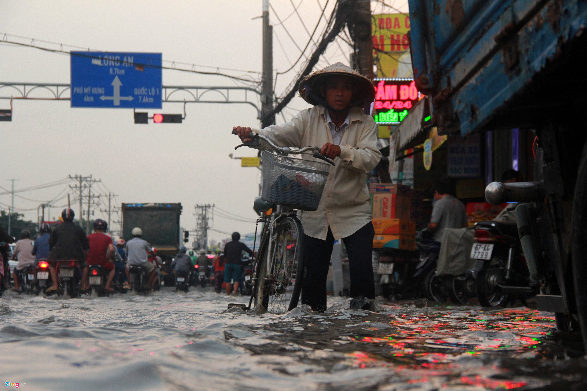 Sài Gòn không mưa vẫn ngập nặng