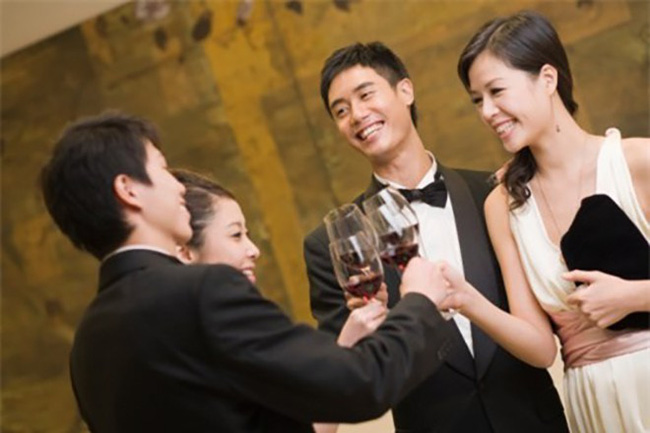 Đi đám cưới cùng người yêu, tôi bị bạn bè anh gọi sai tên liên tục, đến khi biết sự thật thì quá ê chề