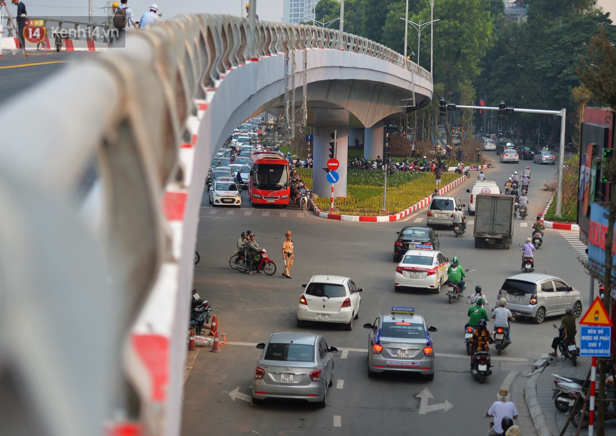 Video - Ảnh: Cận cảnh cầu vượt hơn 300 tỷ ở nút giao An Dương - Nghi Tàm trước ngày thông xe