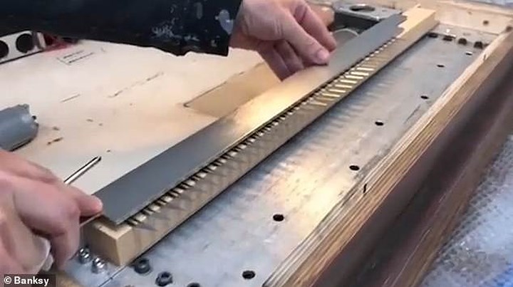 Sửng sốt bức tranh của Banksy trị giá 31 tỷ đồng tự động tiêu hủy