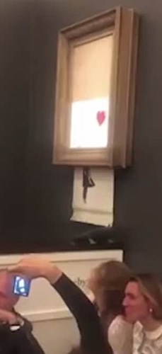 Sửng sốt bức tranh của Banksy trị giá 31 tỷ đồng tự động tiêu hủy