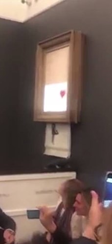 Sửng sốt bức tranh của Banksy trị giá 31 tỷ đồng tự động tiêu hủy