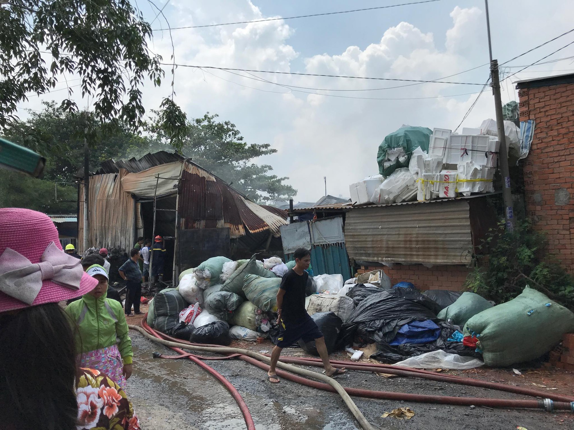 Khói lửa bao trùm cơ sở thu mua ve chai cạnh dãy nhà trọ ở Sài Gòn, hàng chục người bỏ chạy tán loạn