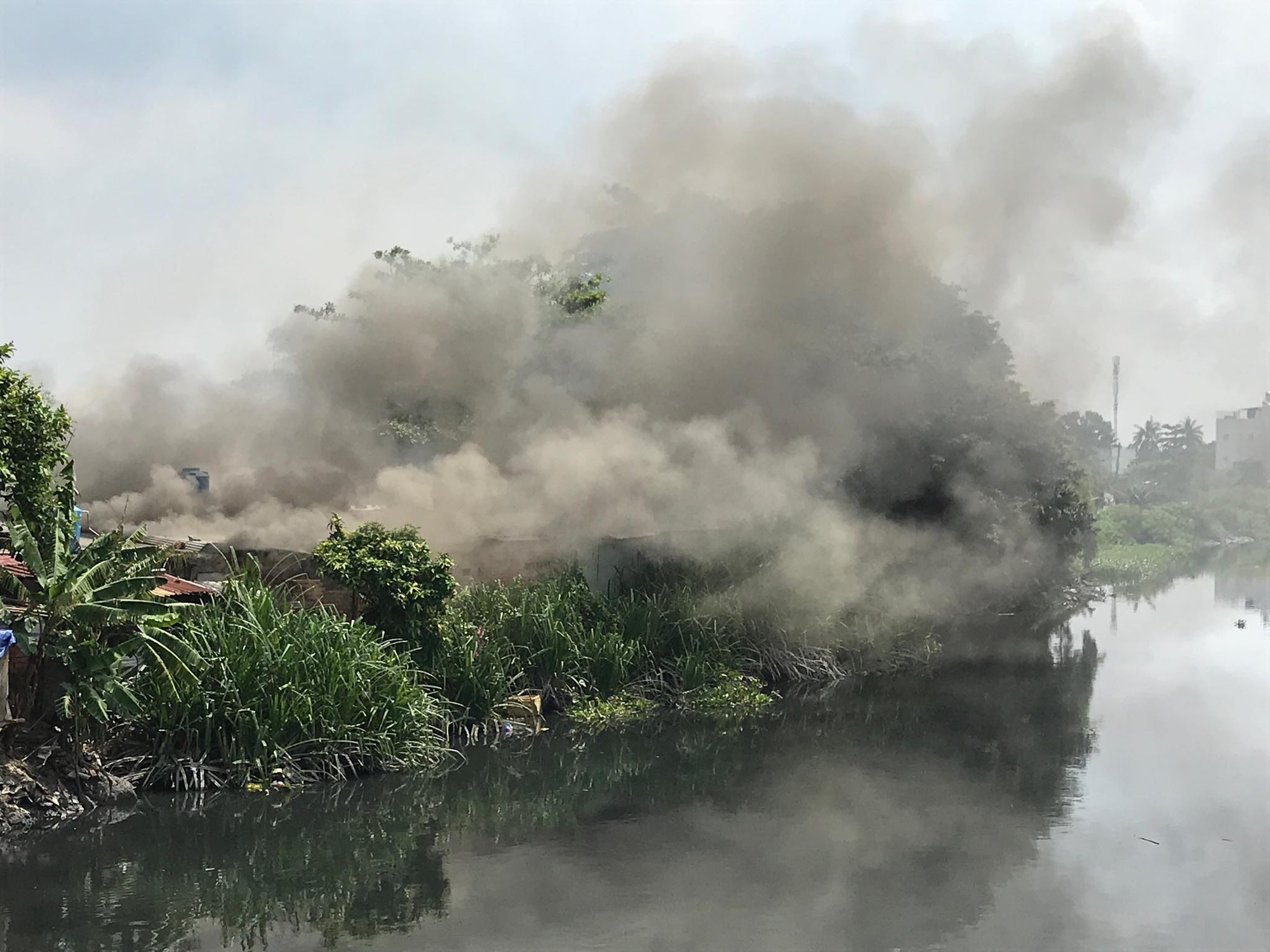 Khói lửa bao trùm cơ sở thu mua ve chai cạnh dãy nhà trọ ở Sài Gòn, hàng chục người bỏ chạy tán loạn