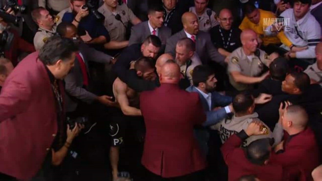 Hỗn chiến trong ngày Khabib Nurmagomedov hạ Conor McGregor