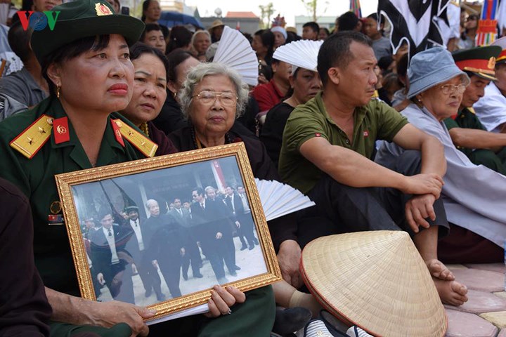 Người dân Đông Mỹ xúc động đón nguyên Tổng Bí thư Đỗ Mười về đất Mẹ