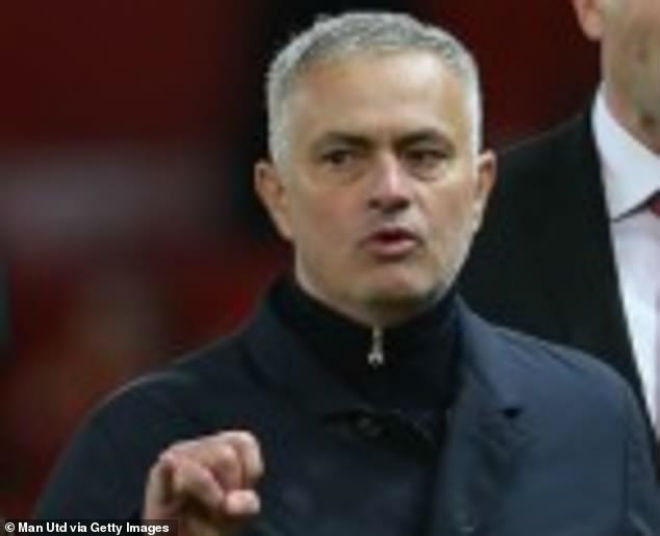 MU ngược dòng: Mourinho chê học trò yếu đuối & bị nghi chửi phóng viên