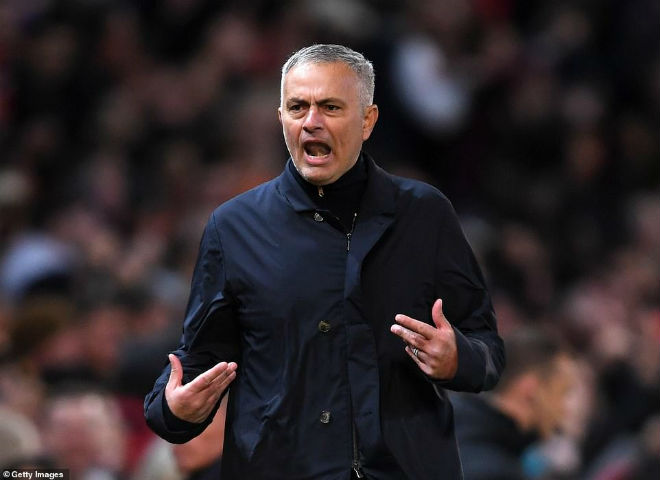 MU ngược dòng: Mourinho chê học trò yếu đuối & bị nghi chửi phóng viên