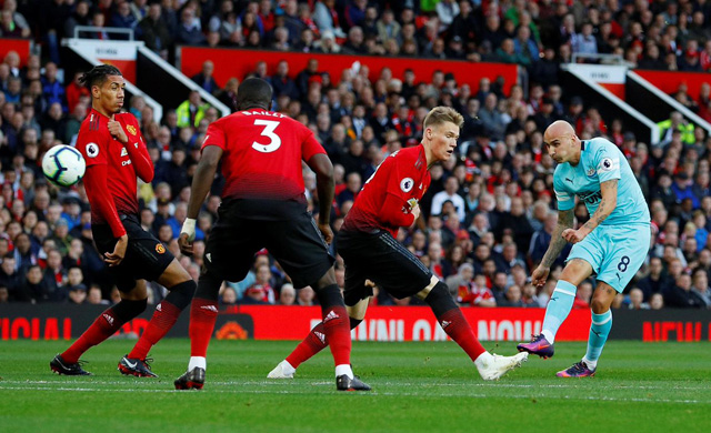 M.U ngược dòng không tưởng, Mourinho cố định lại ghế lung lay