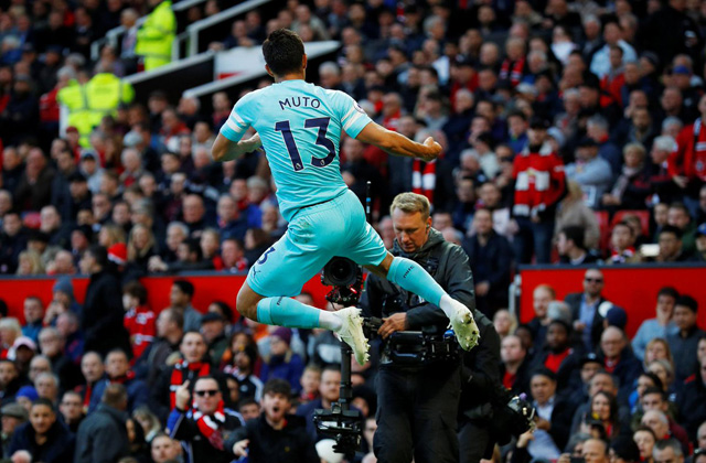 M.U ngược dòng không tưởng, Mourinho cố định lại ghế lung lay