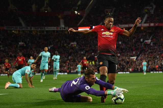 M.U ngược dòng không tưởng, Mourinho cố định lại ghế lung lay