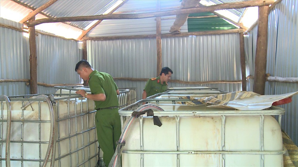 Đột kích cơ sở chưng cất dầu trái phép khủng ở Hà Tĩnh