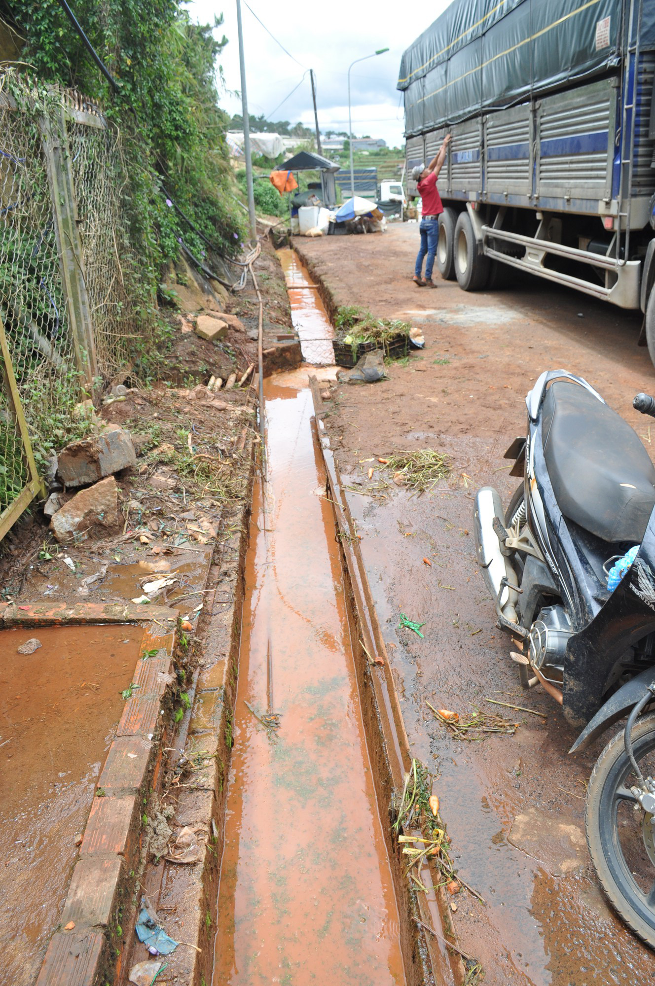 Hàng trăm hộ dân ở Đà Lạt bỏ hoang vườn tược vì nguồn nước bị ô nhiễm từ chợ nông sản