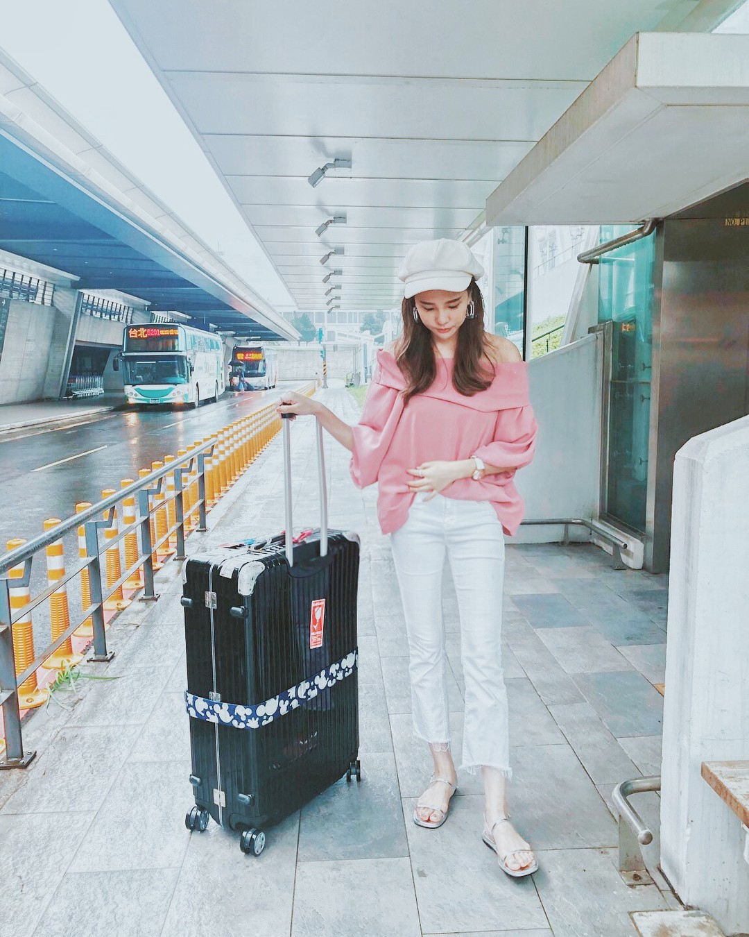 Có một kiểu quần mà các nàng cứ diện lên sẽ trẻ trung và nữ tính hơn bội phần, đó chính là quần jeans trắng Có một kiểu quần mà các nàng cứ diện lên sẽ trẻ trung và nữ tính hơn bội phần, đó chính là quần jeans trắng