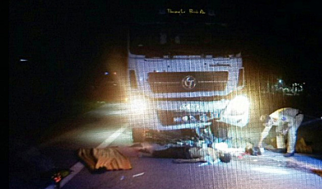 Xe máy đối đầu kinh hoàng với xe tải, 2 thanh niên chết thảm