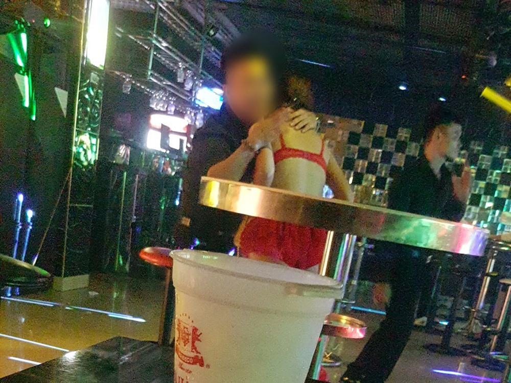 Hà Nội: Massage kích dục, bar tay vịn công khai hoạt động giữa Trung tâm văn hóa quận