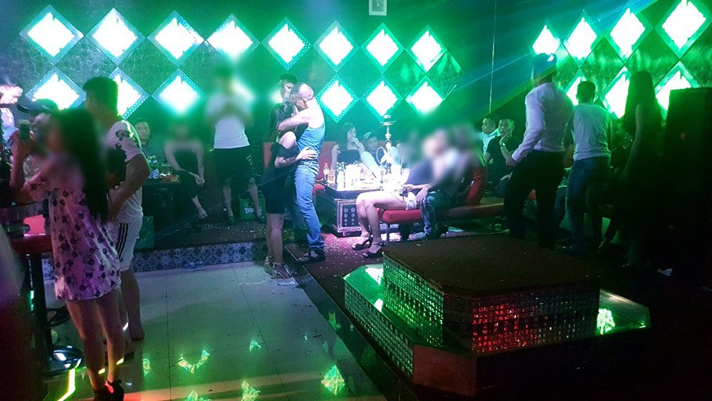 Hà Nội: Massage kích dục, bar tay vịn công khai hoạt động giữa Trung tâm văn hóa quận