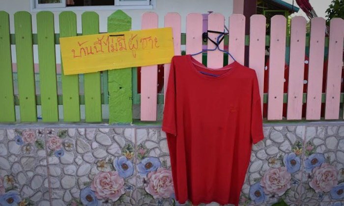 Hài hước chuyện thanh niên trai tráng đua nhau sơn móng tay để lừa hồn ma góa phụ