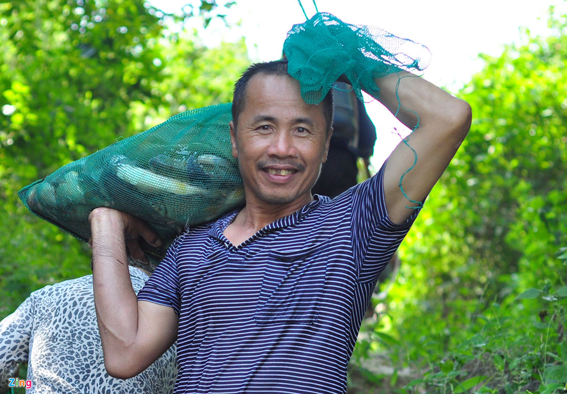 Thủy điện Trị An đóng đập, người dân đổ xô về bắt cá khủng