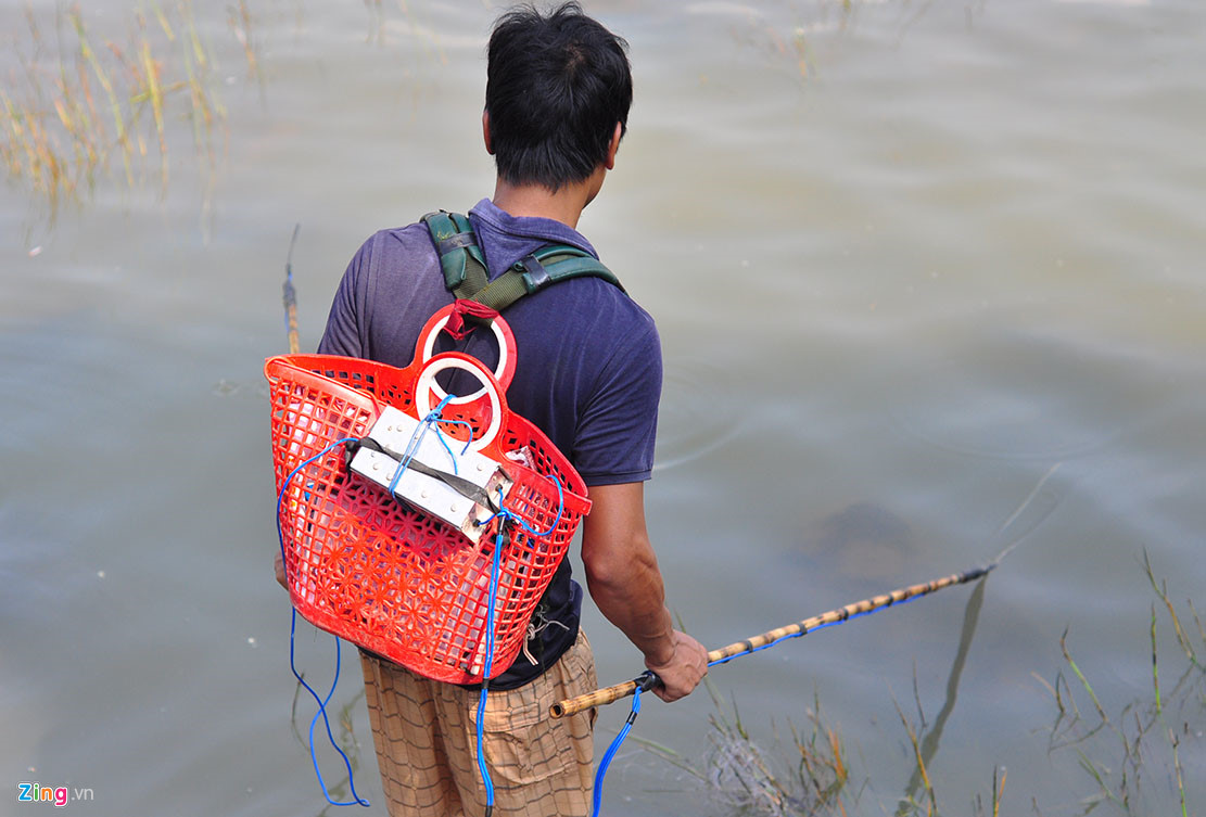 Thủy điện Trị An đóng đập, người dân đổ xô về bắt cá khủng