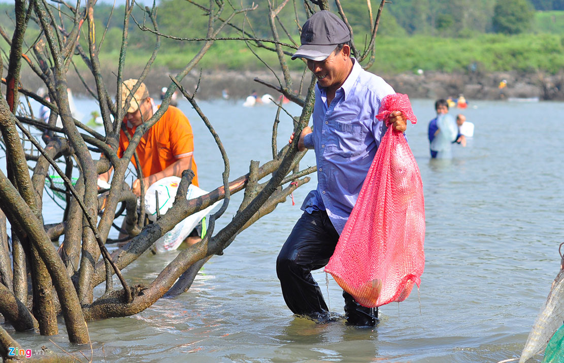 Thủy điện Trị An đóng đập, người dân đổ xô về bắt cá khủng