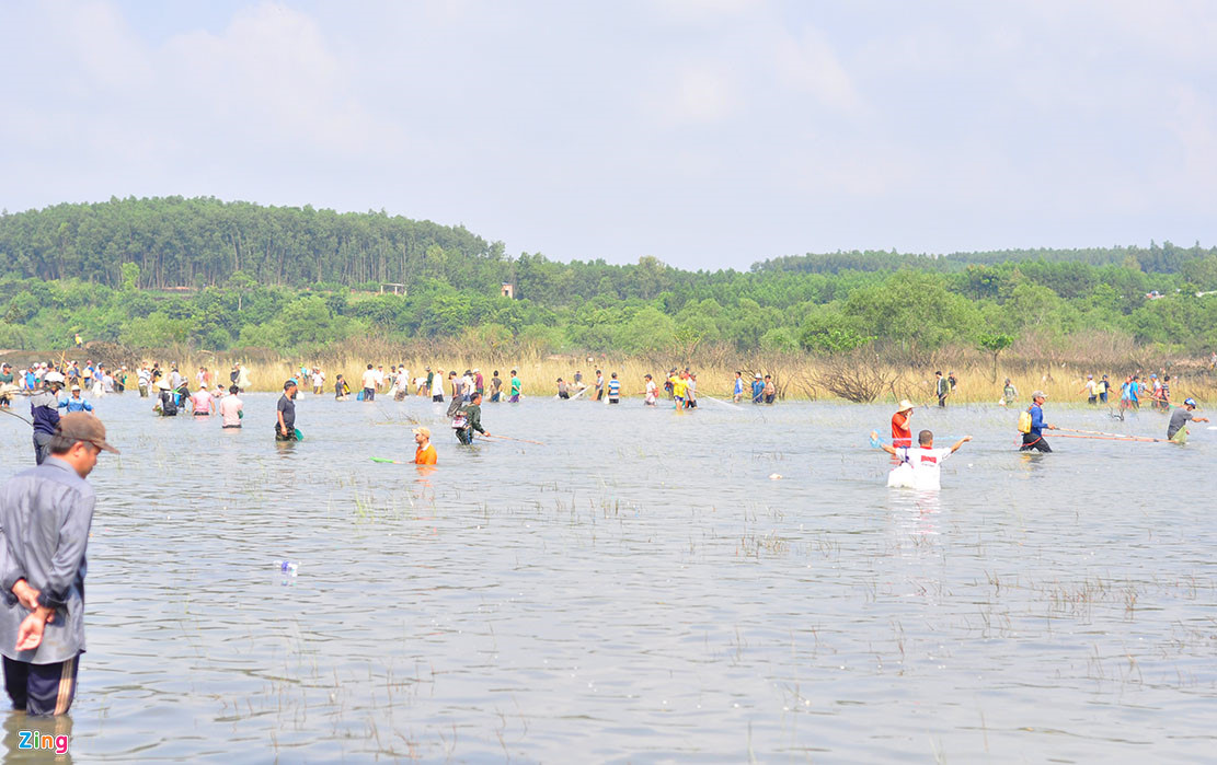 Thủy điện Trị An đóng đập, người dân đổ xô về bắt cá khủng