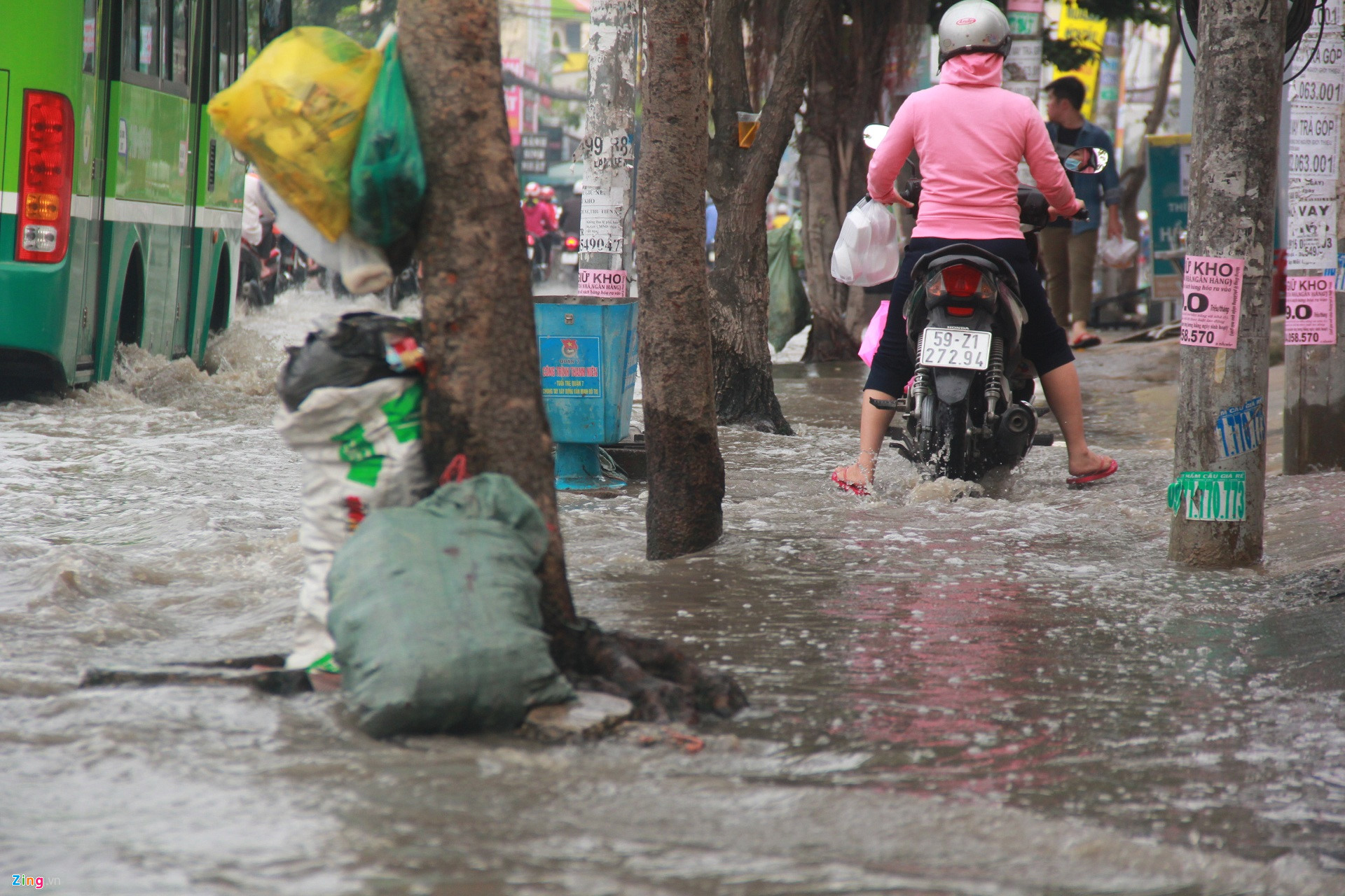 Sài Gòn ngập nặng sáng đầu tuần, học sinh ướt sũng đến trường