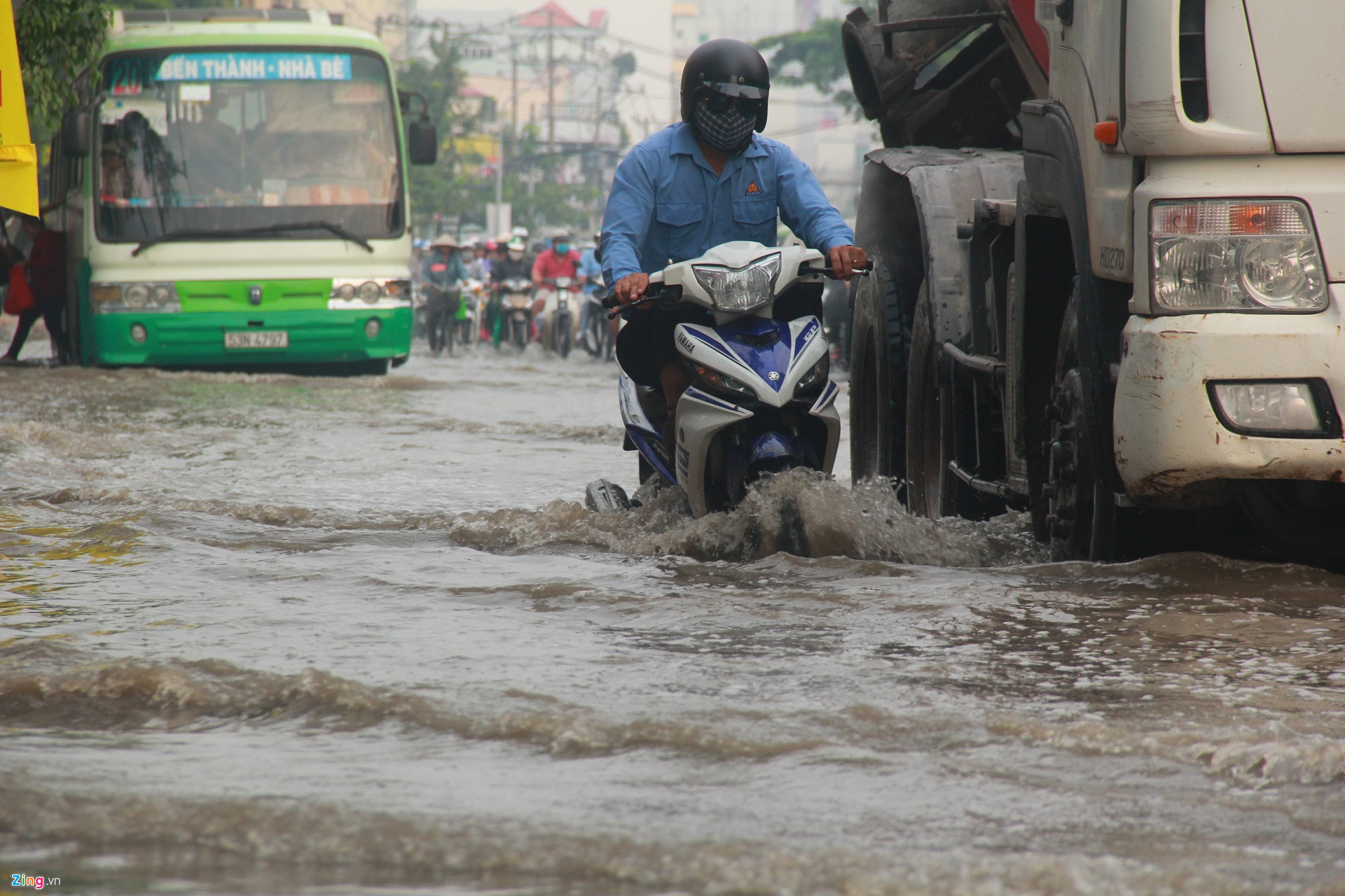Sài Gòn ngập nặng sáng đầu tuần, học sinh ướt sũng đến trường