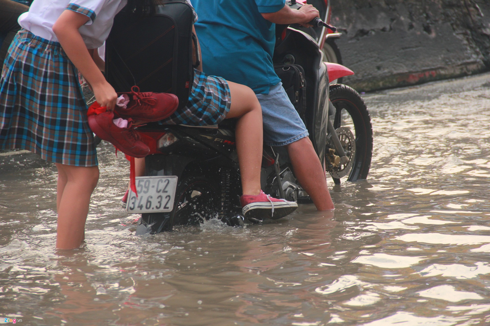 Sài Gòn ngập nặng sáng đầu tuần, học sinh ướt sũng đến trường