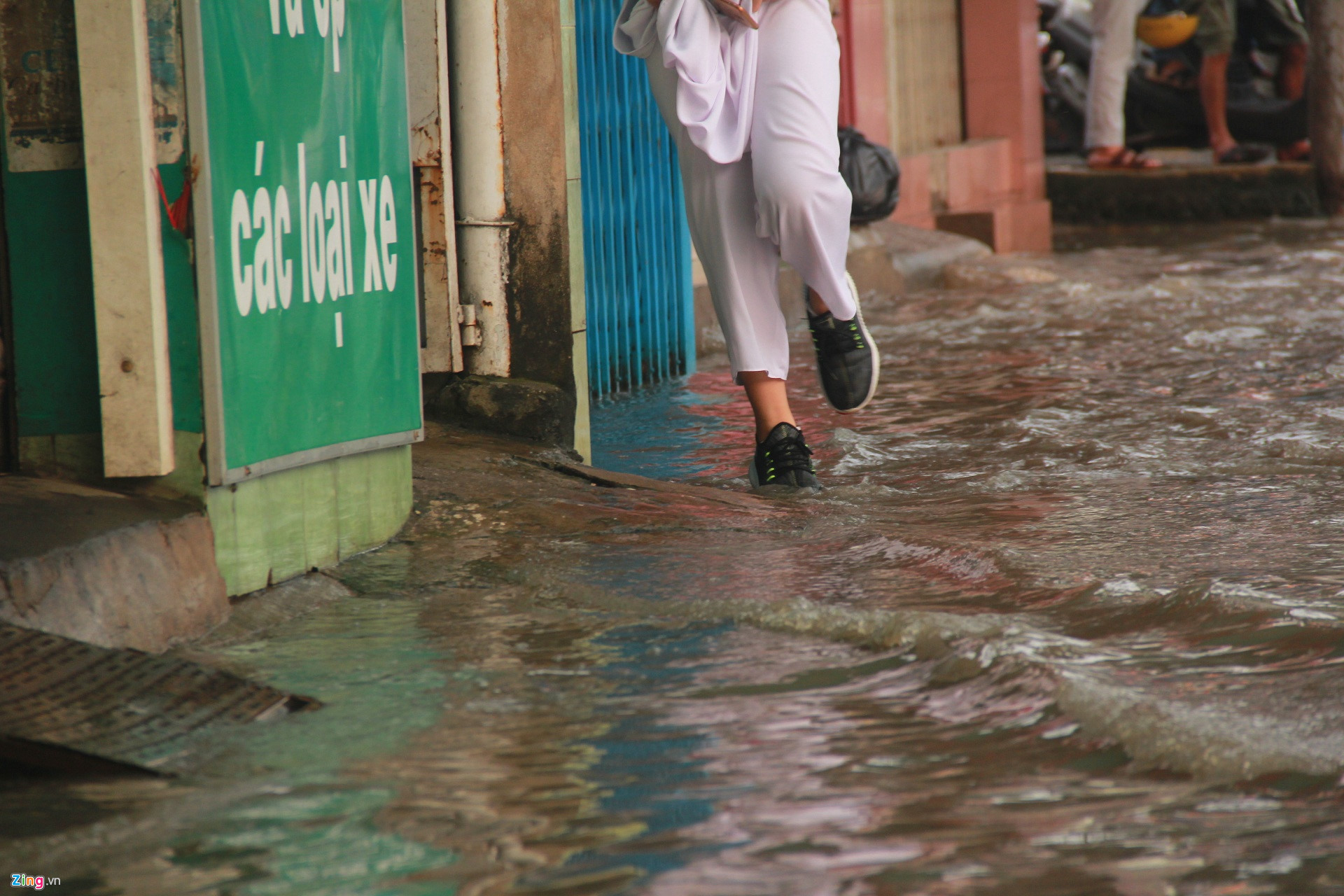 Sài Gòn ngập nặng sáng đầu tuần, học sinh ướt sũng đến trường