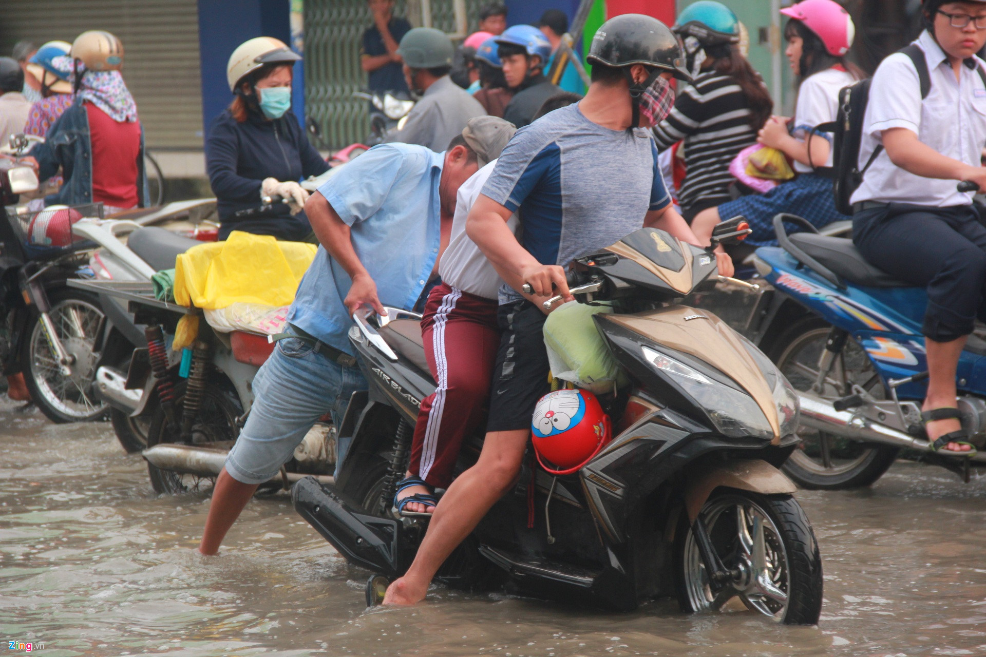 Sài Gòn ngập nặng sáng đầu tuần, học sinh ướt sũng đến trường